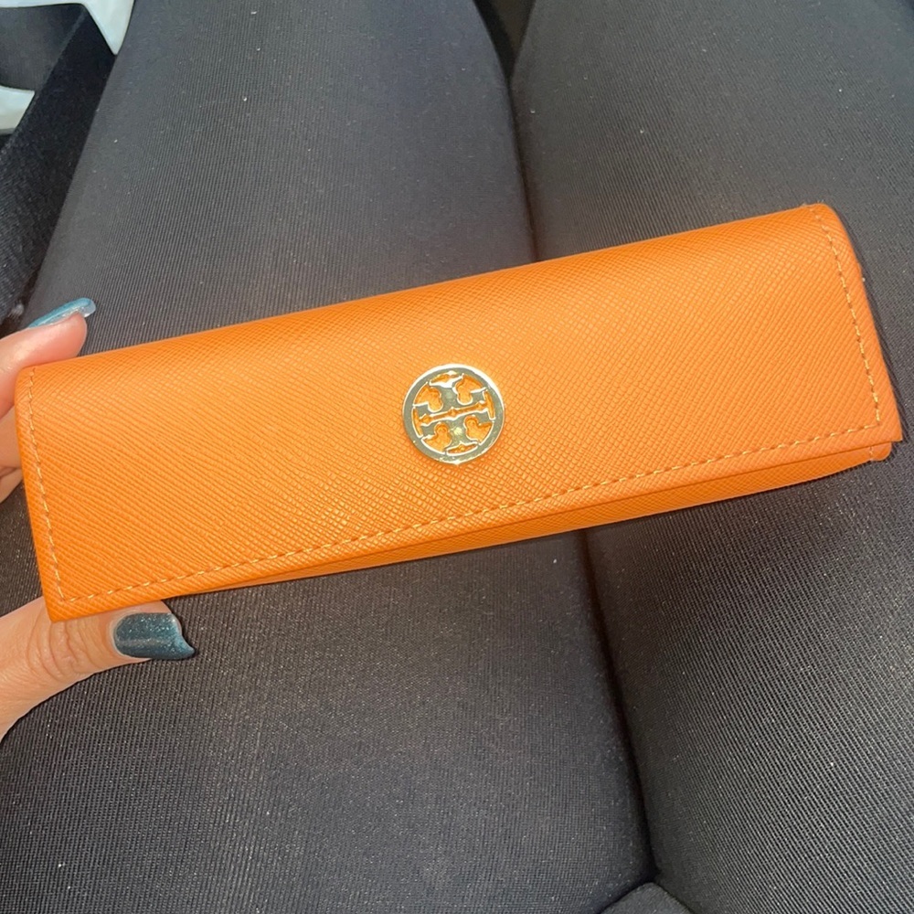 Like NEW Tory Burch Case ✨